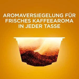 Transparente Kaffeekapsel mit Blick auf ein Anbaugebiet